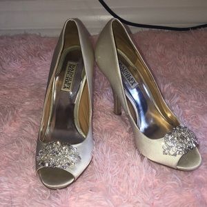 Super Cute White Satin Rhinestone Badgley Mischka Shoes!